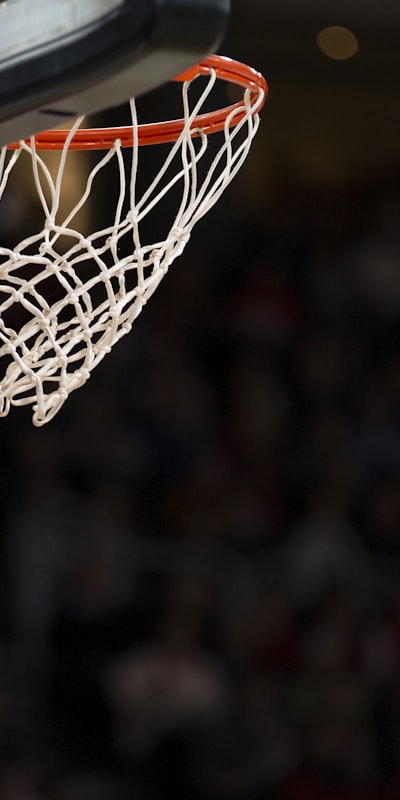 NBA篮球赛事高清直播画面，金州勇士队球员正在投篮